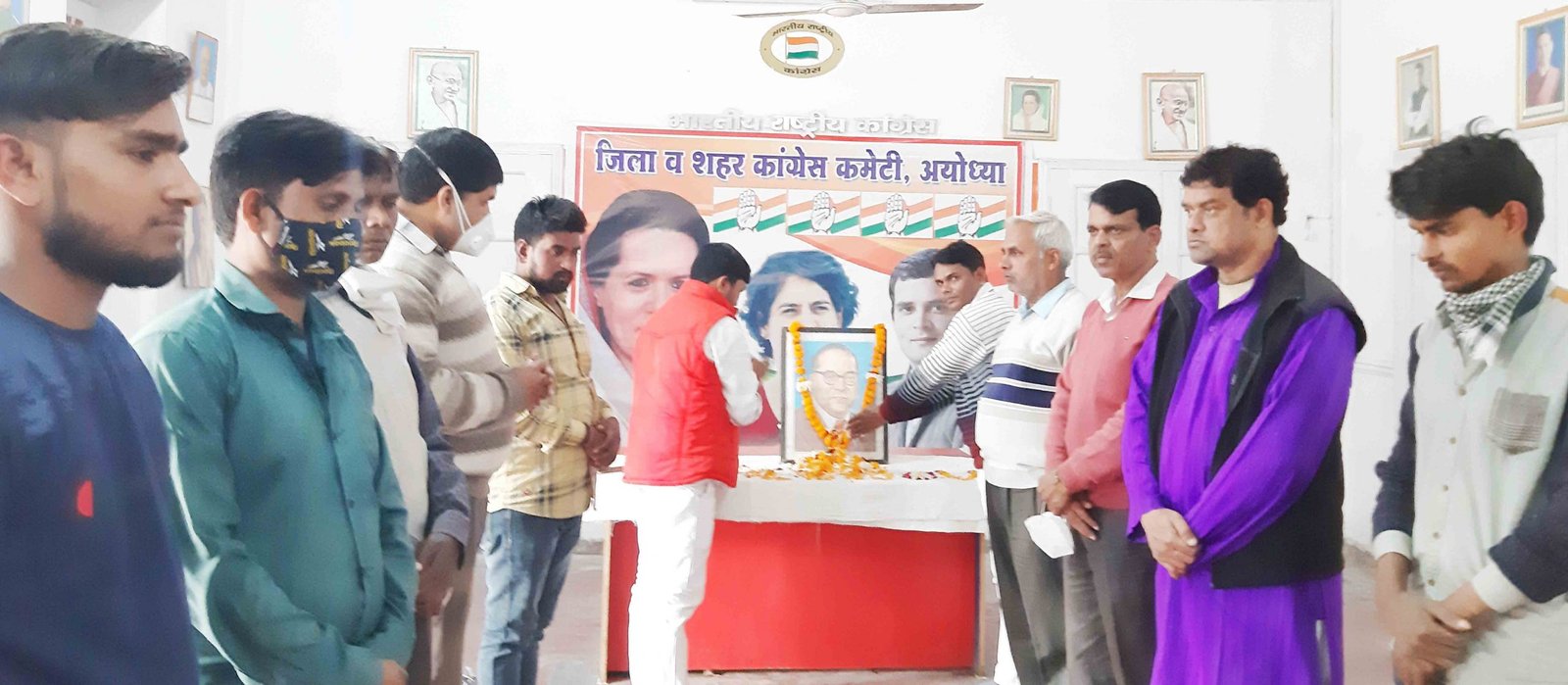 संविधान दिवस पर डा. भीमराव अम्बेडकर को नमन करते कांग्रेसी