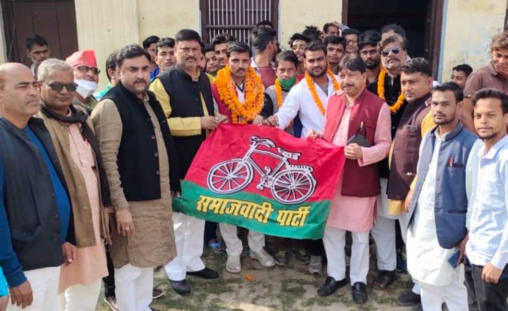 सपा में शामिल होते पार्षद मोहम्मद सादिक बाबू