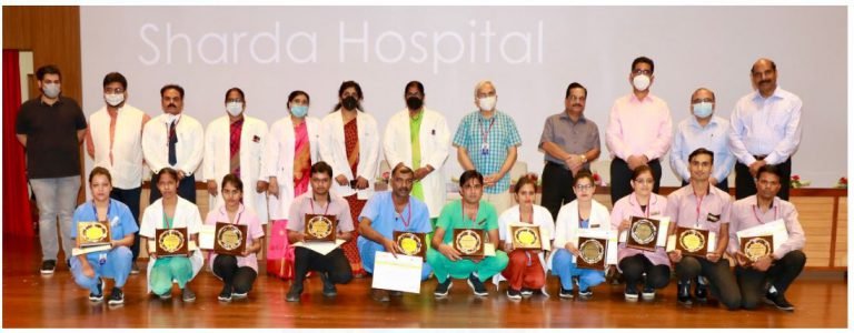 सीईओ ने बेहतर सेवा देने पर 11 नर्सों को किया सम्मानित