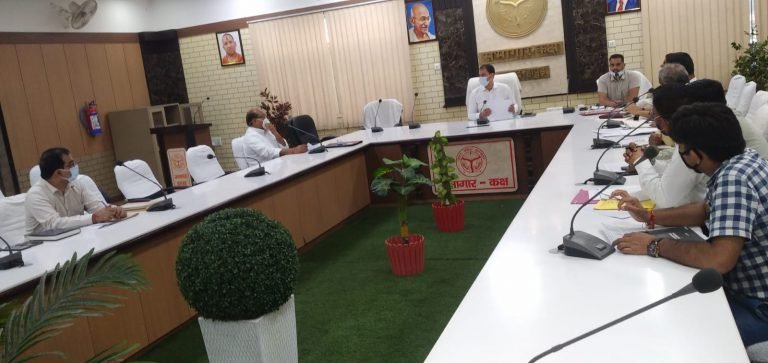 जिलाधिकारी ने की राजनीतिक दलों के जन प्रतिनिधियों के साथ निर्वाचन की बैठक