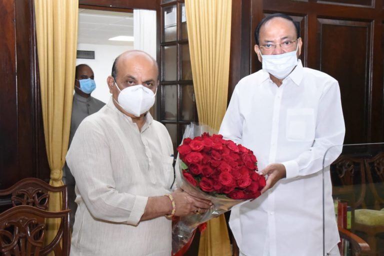 कर्नाटक के मुख्यमंत्री ने उपराष्ट्रपति नायडू, भाजपा नेता अरुण सिंह से मुलाकात की