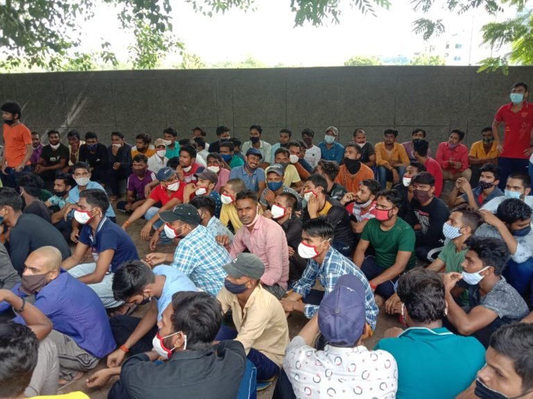 लावा कर्मचारियों ने कंपनी गेट पर किया हंगामा, मिला आश्वासन