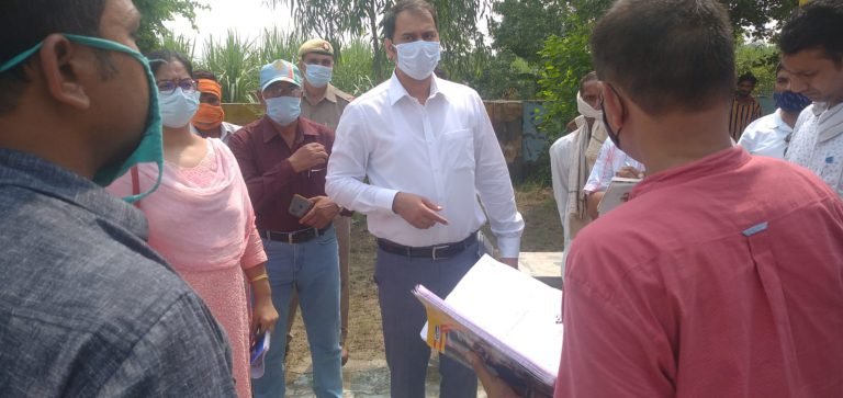 जिलाधिकारी ने ग्राम रामपुर नियामतपुर का किया निरीक्षण