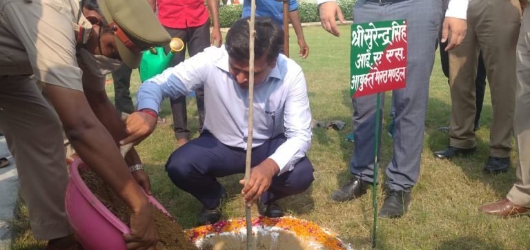 जनपद के नोडल अधिकारी/ मंडल आयुक्त मेरठ ने किया बाढ़ प्रभावित क्षेत्र रामपुर , नियामतपुर गांव का दौरा