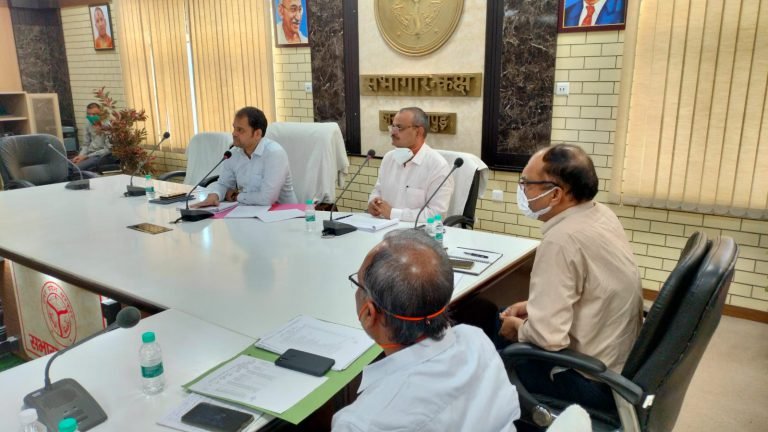 राजस्व कार्यो में प्रगति पर बल-जिलाधिकारी