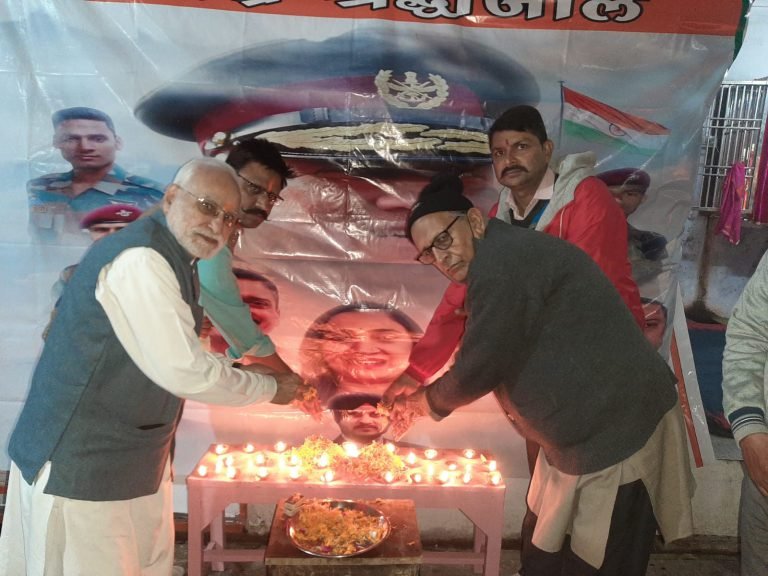विश्व हिन्दू परिषद,बजरंग दल के कार्यकताओं ने हेलीकॉप्टर हादसे में देश के वीर जवानों को श्रंद्धाजलि अर्पित की