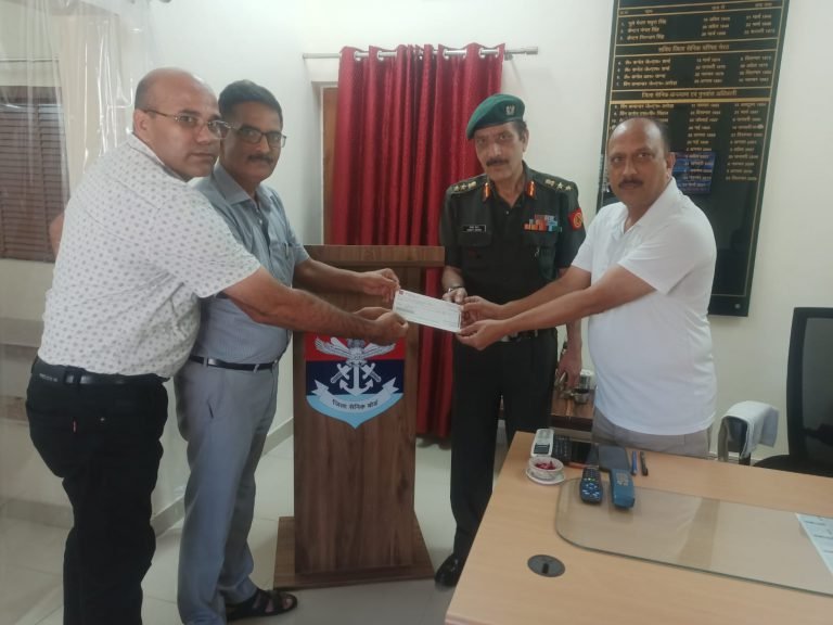 जिला होमगार्डस कमांडेन्ट द्वारा जिला सैनिक कल्याण एवं पुनर्वास अधिकारी को झंडा दिवस फंड में चैक किया हस्तगत
