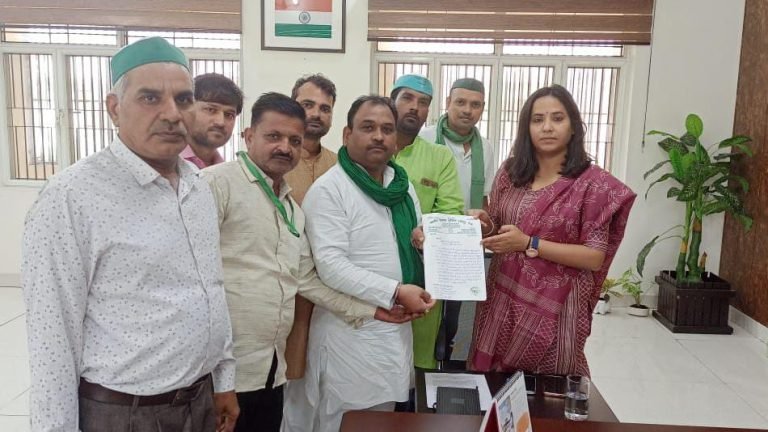 भाकियू भानू ने ट्राली में सवारी बैठने के जुर्माने के खिलाफ एडीएम को सौंपा ज्ञापन