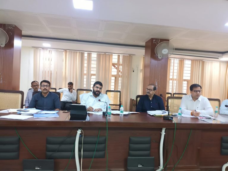 जिलाधिकारी की अध्यक्षता में संपन्न हुयी आगामी नगर निकाय निर्वाचन की व्यवस्थाओ हेतु नामित प्रभारी अधिकारियों की बैठक