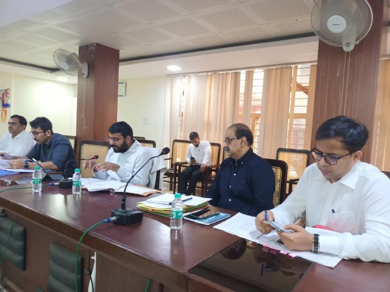 जिलाधिकारी की अध्यक्षता में संपन्न हुयी मुख्यमंत्री की प्राथमिकता वाले कार्यक्रमो की समीक्षा बैठक