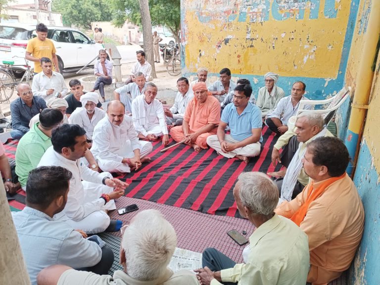 खजुरी में पीड़ित परिवार में मिले राज्यमंत्री सोमेंद्र तोमर 