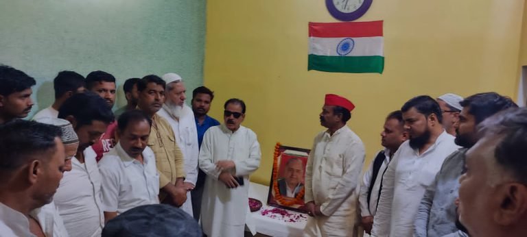 सरधना मैं निज़ाम अंसारी के आवास पर सपाईयो ने दी मुलायम सिंह यादव को श्रद्धांजलि