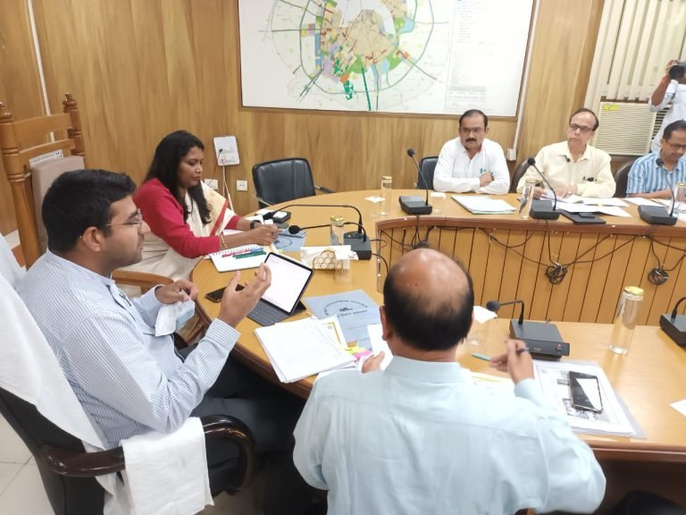 मेरठ विकास प्राधिकरण सभागार में आयुक्त की अध्यक्षता में संपन्न हुई बैठक