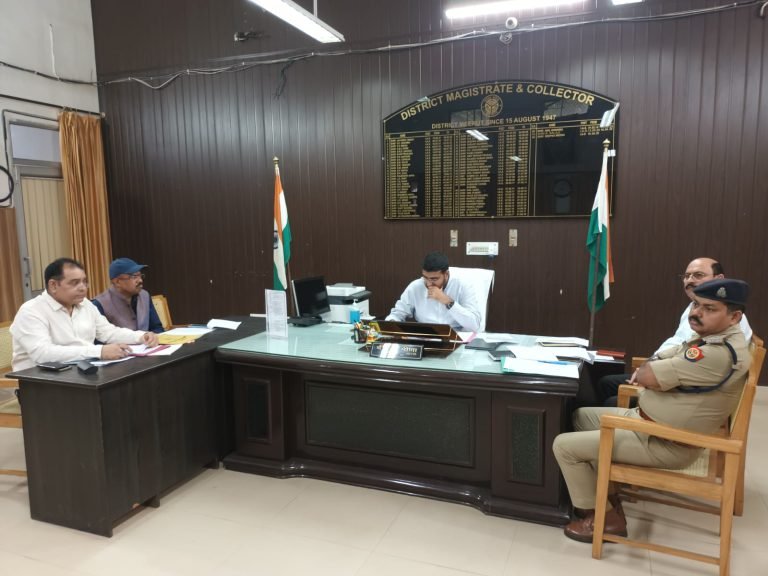 जिलाधिकारी की अध्यक्षता में संपन्न हुयी जिला स्तरीय सडक सुरक्षा समिति की बैठक