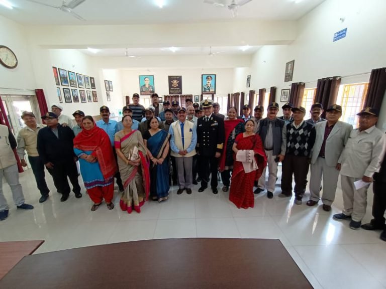 जिला सैनिक कल्याण अधिकारी ने नौसैनिक टीम का आभार प्रकट करते हुए की स्मारिका भेंट