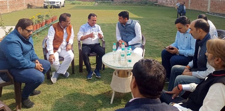 बिल्डर प्रदीप गुप्ता के आवास पर पहुंचे ऊर्जा राज्यमंत्री सोमेंद्र तोमर, घटना की ली जानकारी