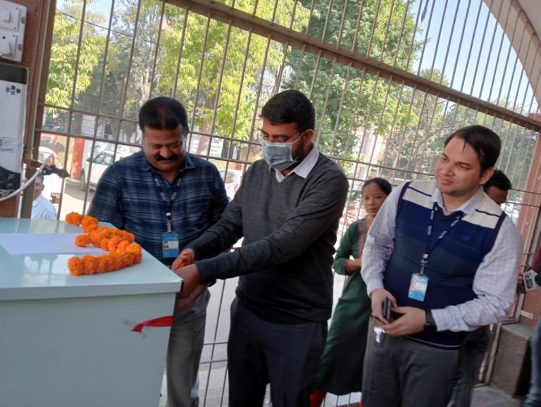 जिलाधिकारी ने किया आईजीआरएस किओस्क मशीन व वॉटर कूलर मशीन का उद्घाटन