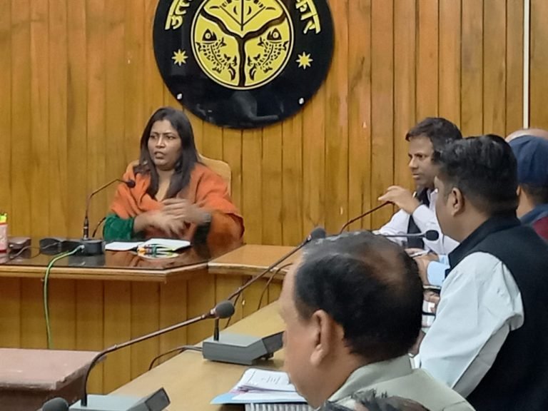हिण्डन नदी को मौलिक स्वरूप में लाना हम सबका दायित्व, समग्रता के साथ की जाये कार्यवाही : आयुक्त