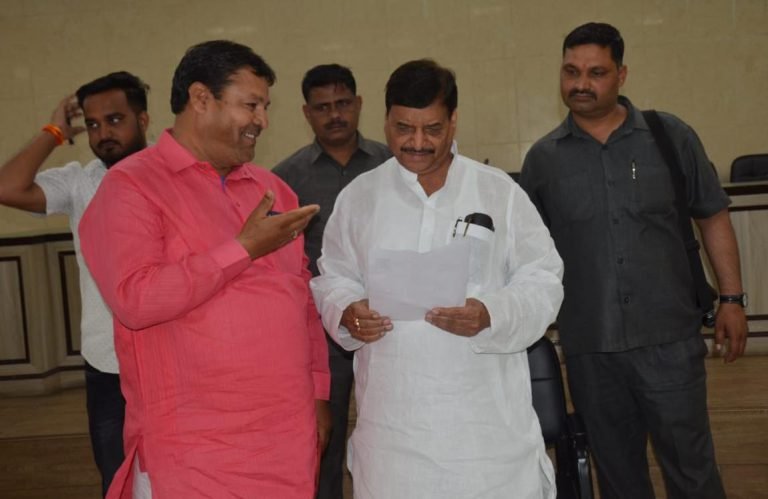 सपा मुखिया व राष्ट्रीय महासचिव को पदम सिंह ने सौंपा जिलाध्यक्ष का आवेदन पत्र