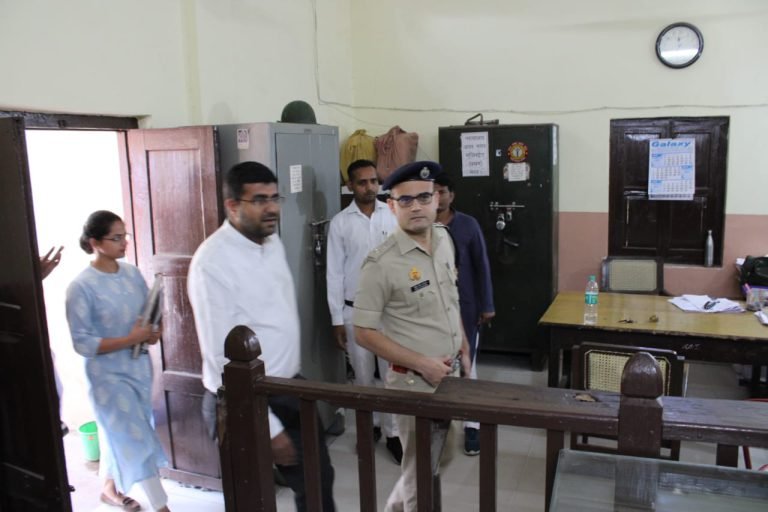 डीएम व एसएसपी ने कलेक्ट्रेट परिसर में किया नामांकन केन्द्रो का स्थलीय निरीक्षण