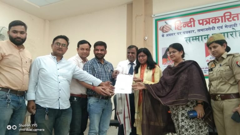 पत्रकारों को सम्मानित कर दी निःशुल्क पालिसी