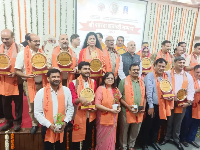 #NOIDA NEWS – सम्मान समारोह में शारदा सर्वज्ञ पीठ का जीर्णोधार की उठी मांग, देशभर से जुटे 61 विभूतियों को किया गया सम्मानित