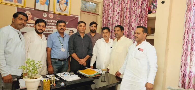 सरधना बिजली विभाग एक्शन अनिल कुमार वर्मा से समाजवादी पार्टी प्रतिनिधिमंडल ने की मुलाकात