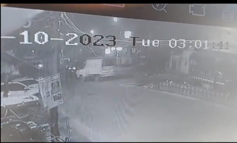 कोतवाली से चंद कदम दूर मिनी ट्रक चोरी, सीसीटीवी मैं कैद हुआ चोर