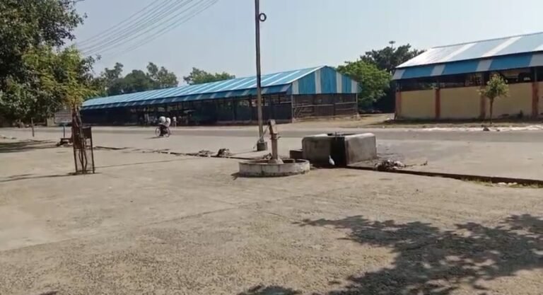 व्यापारियों व किसानों के मध्य धान खरीद को लेकर उपजे विवाद के कारण गत चार दिन से चली आ रही व्यापारियों की हड़ताल