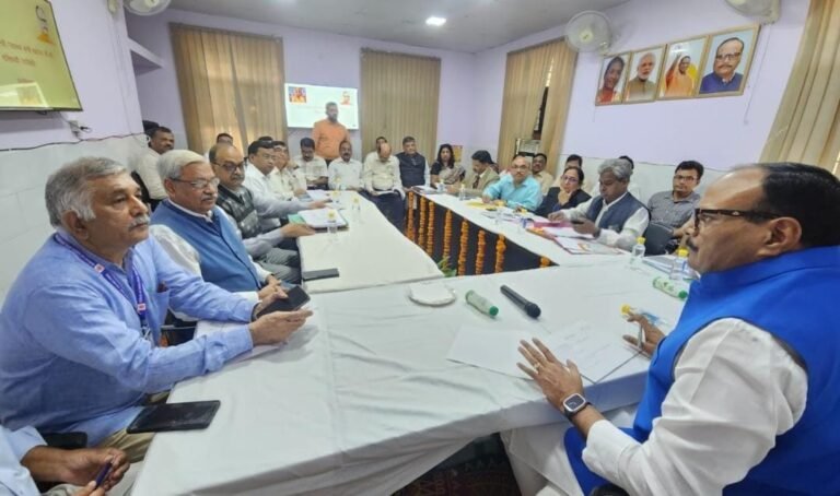 यू०पी० डिप्टी सीएम बृजेश पाठक गाजियाबाद पहुंचे, संयुक्त अस्पताल का किया दौरा।