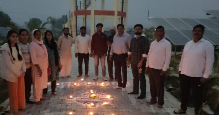 महिलाओं व बालिकाओं ने दीप प्रज्वलित कर दीपों की रंगोली बनाई