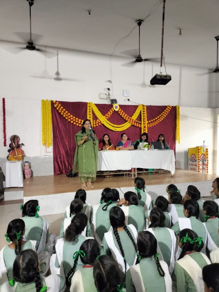 एम० बी० गर्ल्स इण्टर कॉलेज स्टूडेंट्स को पॉक्सो एक्ट एवम् एंटी बुल्लिंग पर किया गया जागरूकता