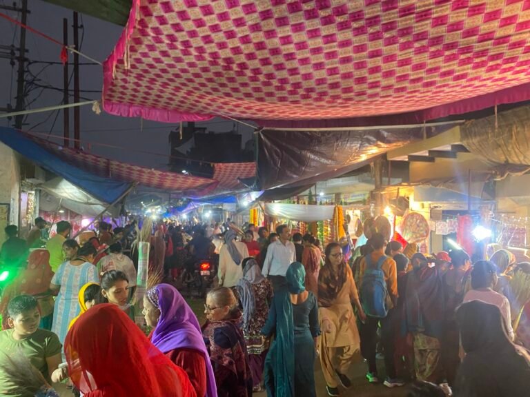धनतेरस पर बाजारों में खूब उमड़ी भीड़।
