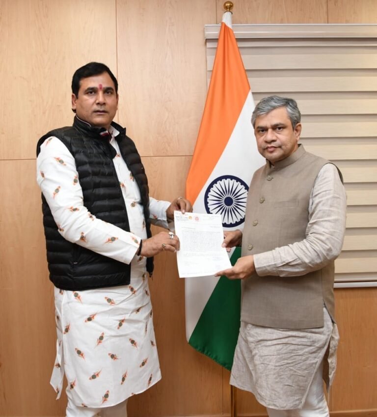 रेलमंत्री अश्विनी वैष्णव से लोनी विधायक नंद किशोर गुर्जर ने की मुलाकात,समस्याओं से कराया अवगत
