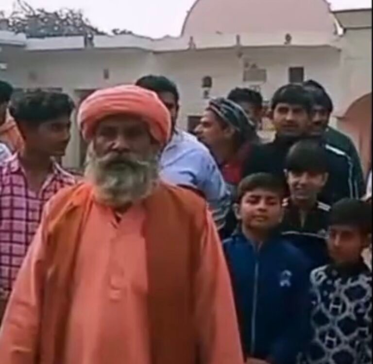 गाजियाबाद में पुलिस की मौजूदगी में महंत से हुई अभद्रता, रविवार को होगी महापंचायत