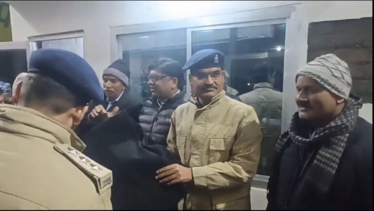 खाकी ने कडाके की ठंड से जुझ रहे लोगों को किये कम्बल वितरण
