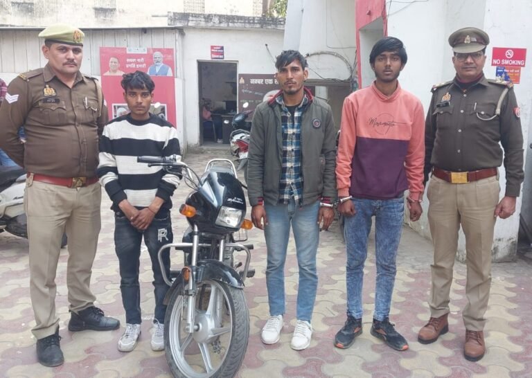 चोरी की बाइक के साथ तीन गिरफ़्तार