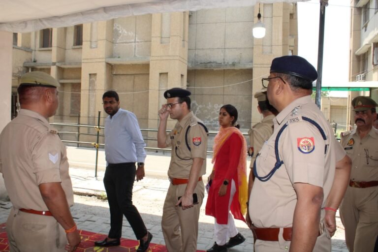 ईवीएम स्ट्रांग रूम की सुरक्षा व्यवस्था के दृष्टिगत जिलाधिकारी ने किया कंट्रोल रूम का स्थलीय निरीक्षण