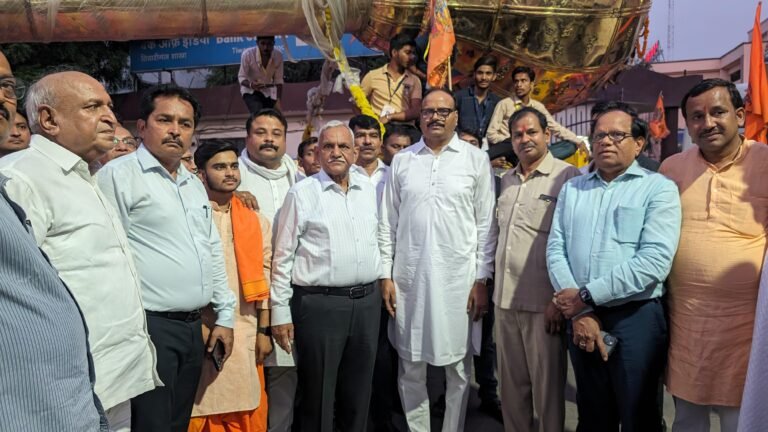 धनुष और गदा ले जा रही “राम रथ अयोध्या यात्रा” का भव्य स्वागत