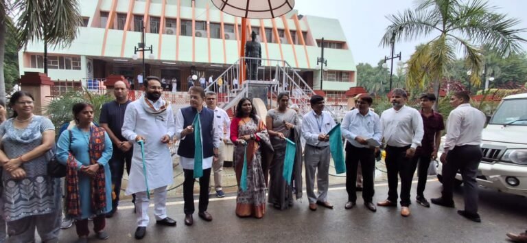 सांसद व मंडलायुक्त ने दिखाई पोषण जागरूकता रैली को हरी झंडी