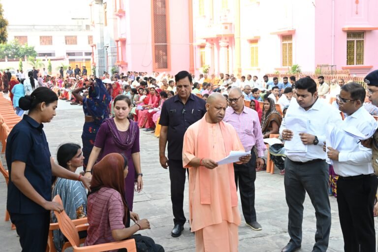 जनता दर्शन में 300 लोगों की समस्याएं सुनीं मुख्यमंत्री ने, संतुष्टिपरक निराकरण के दिए निर्देश
