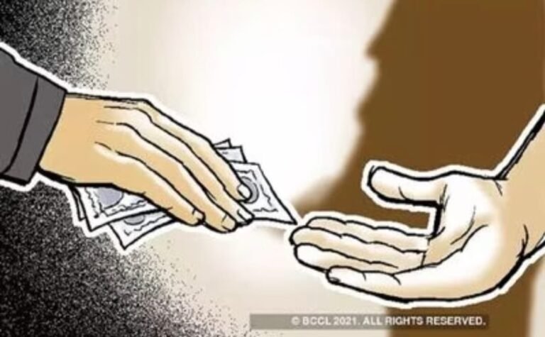 लेखपाल ने खेला भ्रष्टाचार का खेल, वीडियो हुई वायरल तो हो गए फेल…