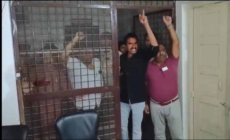 मंदिर कब्जे को लेकर थाने में भिड़े सपा और भाजपा नेता, पुलिस से बदसलूकी के बाद भाजपा नेताओं को हवालात में डाला, देर रात तक चलता रहा हाई वोल्टेज ड्रामा ।