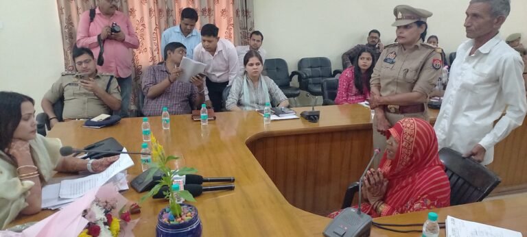 उत्तर प्रदेश राज्य महिला आयोग की सदस्य द्वारा की गई जनसुनवाई एवं समीक्षा बैठक।