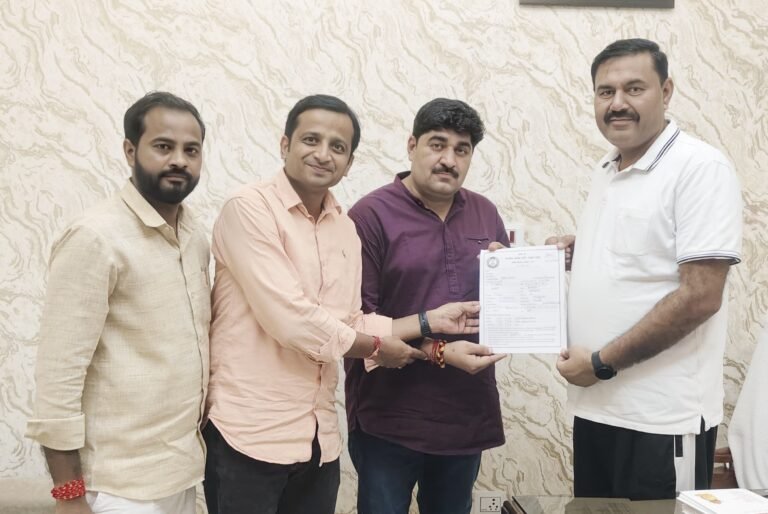 गुलावठी में चेयरमैन शैलेश तेवतिया ने सक्रिय सदस्यता का आवेदन पूर्ण कर मंडल अध्यक्ष को सौंपा