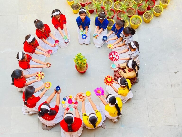 लॉरेंस स्कूल गुलावठी के प्रांगण मे दीपावली महोत्सव व धनतेरस के उपलक्ष में गणेश लक्ष्मी जी की पूजा अर्चना ओर आरती बड़े उल्लासपूर्ण माहौल में संपन्न की गई