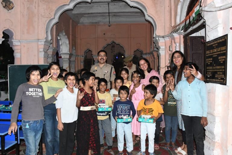 पुलिस ने निराश्रित महिलाओं/बच्चों संग बांटी खुशियां”। फल, मिष्ठान, दीप, मोमबत्ती इत्यादि वितरित कर दीपावली की दी हार्दिक शुभकामनाएं