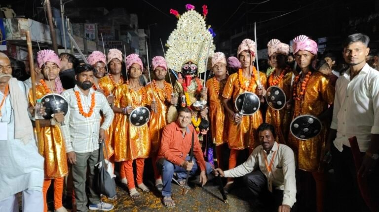 गुलावठी में धूमधाम के साथ निकाली गई महाकाली शोभायात्रा