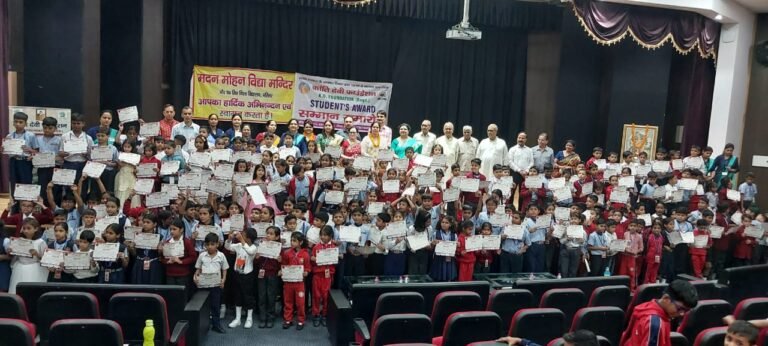 कांति देवी फाउंडेशन(केडीएफ) ने यूनिवर्सिटी में किया 200 बच्चों का सम्मान