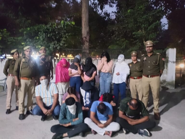 फैमिली सैलून की आड में चल रहे मसाज पार्लर पर सीओ का छापा